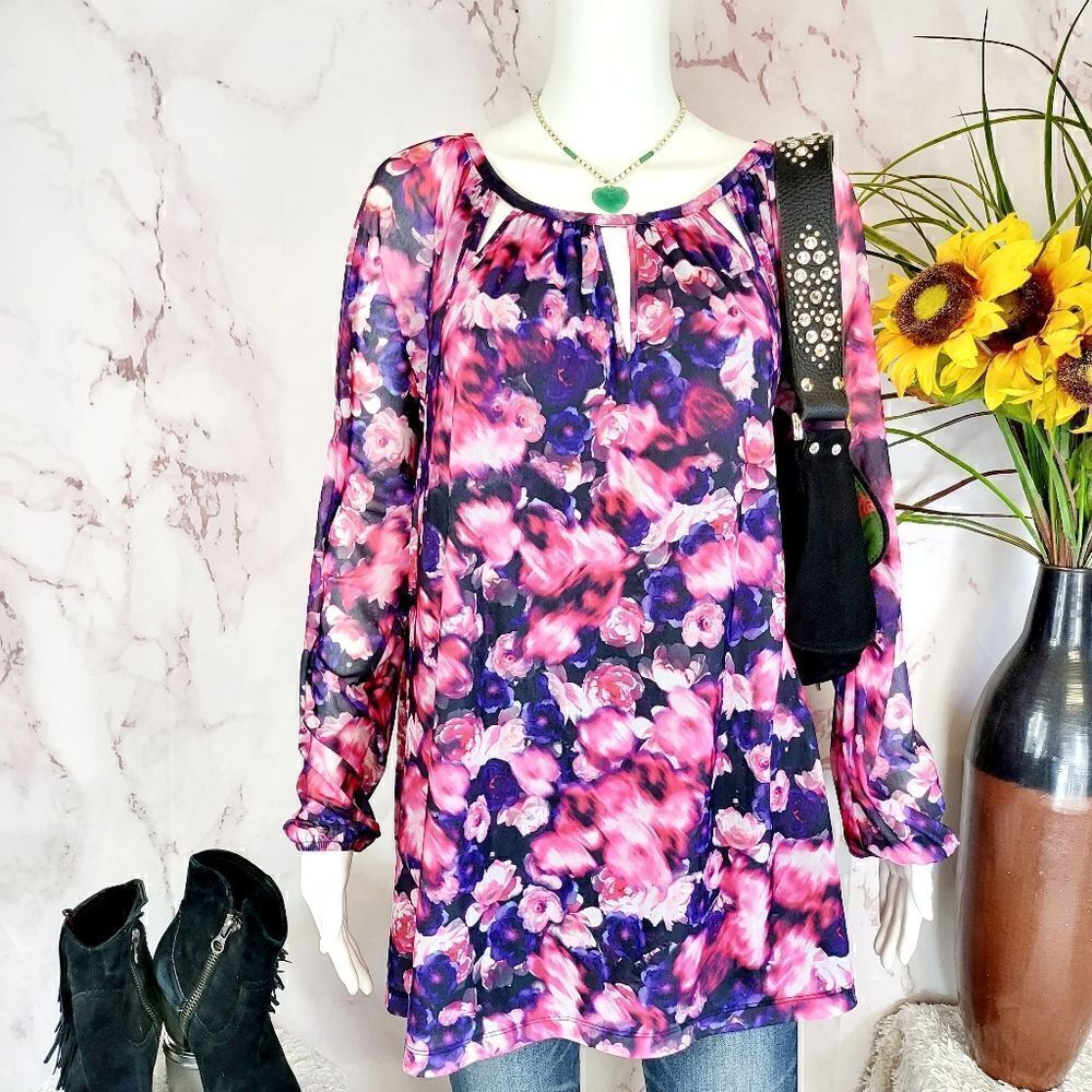Jennifer Lopez beautiful floral print blouse